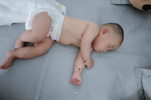 新野宝宝胳膊上起红疙瘩